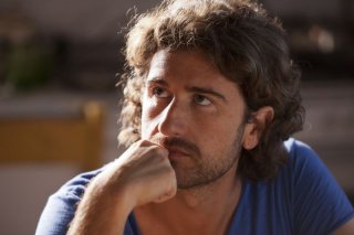 Il principe abusivo: un bel primo piano di Alessandro Siani tratto dal film