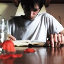 Non ci indurre in tentazione: Lorenzo Berti legge la Bibbia in una scena del film