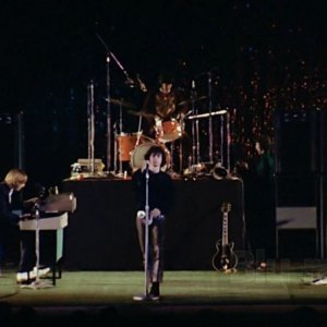 The Doors: Live at the Bowl '68 - il gruppo sul palco in una scena del film evento