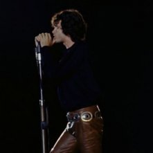 The Doors: Live at the Bowl '68 - Jim Morrison sul palco in una scena del film evento