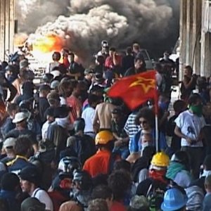 The Summit: gli scontri di Genova in un'immagine del documentario