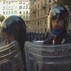 The Summit: la polizia circonda il corpo di Carlo Giuliani in piazza Alimonda