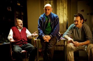 Tutti contro tutti: Rolando Ravello insieme a Stefano Altieri e Marco Giallini in una scena del film