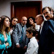 Tutti contro tutti: Rolando Ravello, Kasia Smutniak e Marco Giallini in un'affollata scena del film