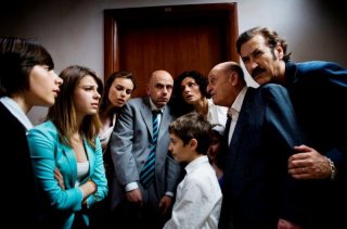 Tutti contro tutti: Rolando Ravello, Kasia Smutniak e Marco Giallini in un'affollata scena del film