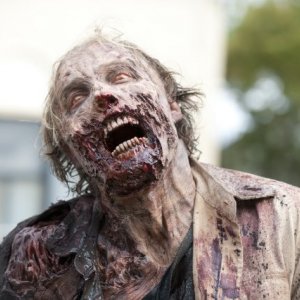 The Walking Dead: il terrificante primo piano di un Errante nell'episodio Fratello