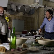 Ci vediamo domani: il protagonista Enrico Brignano con Burt Young in una scena