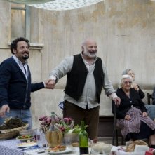 Ci vediamo domani: il protagonista Enrico Brignano con Burt Young sorride sul set