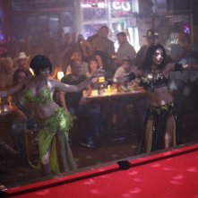 Just like a woman: Golshifteh Farahani e Sienna Miller impegnate nella danza del ventre