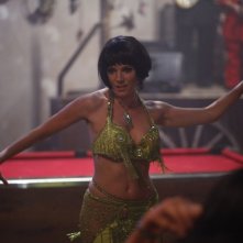 Just like a woman: Sienna Miller balla la danza del ventre in una scena