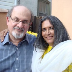 Midnight's Children: la regista Deepa Mehta con lo sceneggiatore e scrittore Salman Rushdie