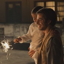 Midnight's Children: Satya Bhabha tiene in braccio il piccolo Mohamed Safran Sarron in una scena