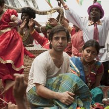 Midnight's Children: Shriya Saran e Satya Bhabha in una movimentata e colorata scena