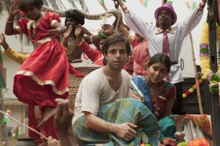 Midnight's Children: Shriya Saran e Satya Bhabha in una movimentata e colorata scena