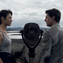 Oblivion Olga Kurylenko E Tom Cruise In Una Scena Del Film 265838