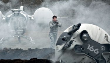 Oblivion: Tom Cruise in azione in una scena del film