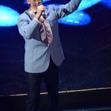 Sanremo 2013: Beppe Fiorello indossa la giacca di Domenico Modugno durante la seconda serata