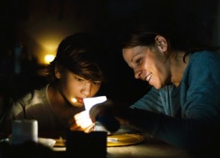 Silas Yelich e Lili Taylor nel film The Cold Lands