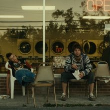 Silas Yelich in una scena di The Cold Lands con Peter Scanavino