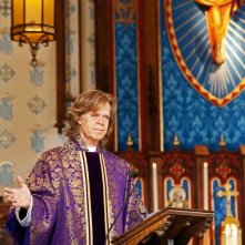 The Sessions - Gli appuntamenti: William H. Macy celebra messa in una scena del film