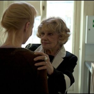 Une Estonienne à Paris: Laine Mägi (di spalle) insieme a Jeanne Moreau in un momento del film