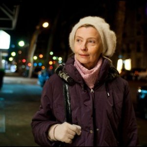 Une Estonienne à Paris: Laine Mägi passeggia in una scena del film