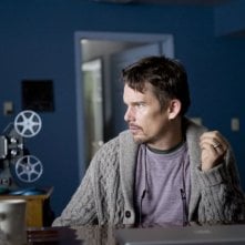 Ethan Hawke guarda un filmato con il proiettore in una scena dell'horror Sinister