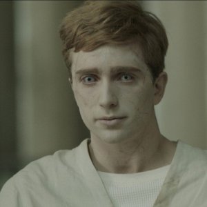 Luke Newberry in una scena della serie drammatica In the Flesh