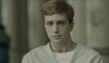 Luke Newberry in una scena della serie drammatica In the Flesh