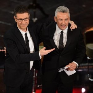 Sanremo 2013: Fabio Fazio con Roberto Baggio durante la terza serata