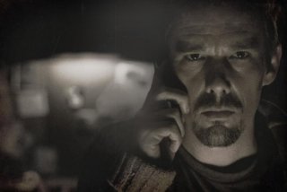 Sinister: Ethan Hawke in una scena del film
