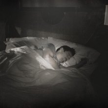 Sinister: Ethan Hawke nella sua camera da letto in una scena del film