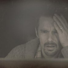 Sinister: Ethan Hawke terrorizzato in una scena del film