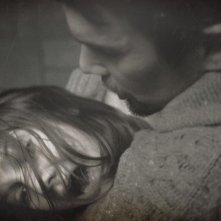 Sinister: Ethan Hawke tiene in braccio Michael Hall D'Addario in una scena