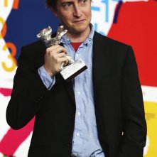 David Gordon Green con il premio vinto alla Berlinale 2013 per Prince Avalanche