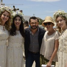 Amiche da morire: Vinicio Marchioni, Claudia Gerini, Cristiana Capotondi e Sabrina Impacciatore sul set con la regista Giorgia Farina