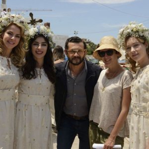 Amiche da morire: Vinicio Marchioni, Claudia Gerini, Cristiana Capotondi e Sabrina Impacciatore sul set con la regista Giorgia Farina