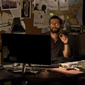 Amiche da morire: Vinicio Marchioni è il commissario di polizia Nico Malachìa in una scena