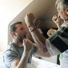 Bradley Cooper esulta con Robert De Niro in una scena di Il lato positivo - Silver Linings Playbook