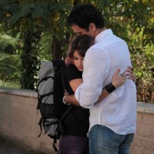 Buongiorno papà: Raoul Bova abbraccia la giovane Rosabell Laurenti Sellers in una scena del film