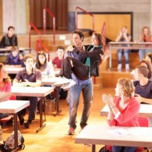 Buongiorno papà: Raoul Bova porta in braccio Nicole Grimaudo in una scena del film