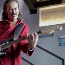 Buongiorno papà: un rockettaro Marco Giallini in una scena