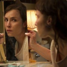 Dead Man Down - Il sapore della vendetta: Noomi Rapace davanti allo specchio in una scena dell'action