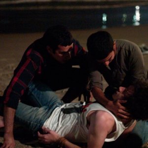 Il figlio dell'altra: Mehdi Dehbi e Mahmoud Shalaby soccorrono Jules Sitruk dopo un accoltellamento