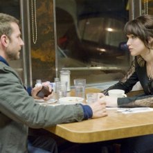 Il lato positivo - Silver Linings Playbook: Bradley Cooper al bar con Jennifer Lawrence in una scena