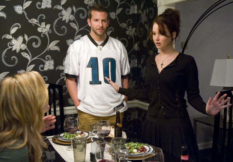 Il lato positivo - Silver Linings Playbook: Bradley Cooper con la sua vicina di casa Jennifer Lawrence in una scena