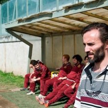 Il terzo tempo: Stefano Cassetti nei panni di Vincenzo, allenatore di rugby, in una scena