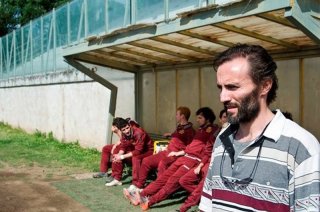 Il terzo tempo: Stefano Cassetti nei panni di Vincenzo, allenatore di rugby, in una scena