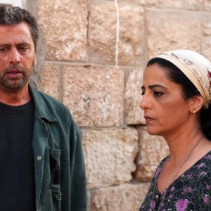 Khalifa Natour e Areen Omari in una scena de Il figlio dell'altra