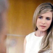 La frode: la bellissima Brit Marling in una scena